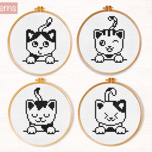 Può includere: Quattro modelli di gatti a punto croce in telai da ricamo. Ogni gatto è bianco e nero con espressioni diverse. Il testo "mini patterns" è in alto a sinistra e "30 x 39 Stitches" in basso a destra.