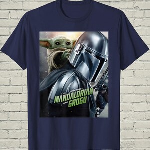 Camiseta de Grogu de Mandalorian, camiseta con póster de la película de Star Wars, ropa gráfica de ciencia ficción, regalo de cumpleaños para él, regalo friki para marido imagen 2