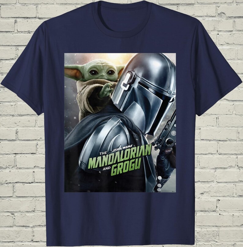 Camiseta de Grogu de Mandalorian, camiseta con póster de la película de Star Wars, ropa gráfica de ciencia ficción, regalo de cumpleaños para él, regalo friki para marido imagen 2