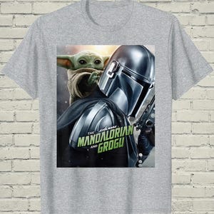 Camiseta de Grogu de Mandalorian, camiseta con póster de la película de Star Wars, ropa gráfica de ciencia ficción, regalo de cumpleaños para él, regalo friki para marido imagen 1