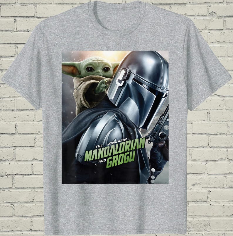 Camiseta de Grogu de Mandalorian, camiseta con póster de la película de Star Wars, ropa gráfica de ciencia ficción, regalo de cumpleaños para él, regalo friki para marido imagen 1