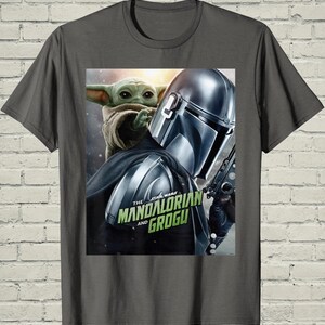 Camiseta de Grogu de Mandalorian, camiseta con póster de la película de Star Wars, ropa gráfica de ciencia ficción, regalo de cumpleaños para él, regalo friki para marido imagen 5