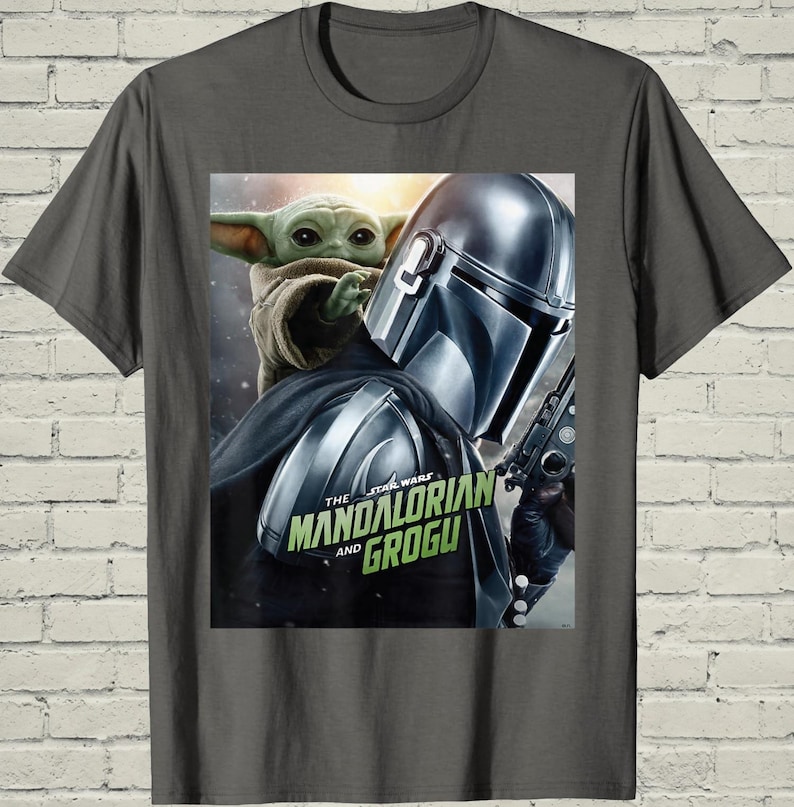 Camiseta de Grogu de Mandalorian, camiseta con póster de la película de Star Wars, ropa gráfica de ciencia ficción, regalo de cumpleaños para él, regalo friki para marido imagen 5