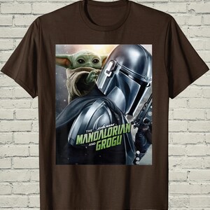 Camiseta de Grogu de Mandalorian, camiseta con póster de la película de Star Wars, ropa gráfica de ciencia ficción, regalo de cumpleaños para él, regalo friki para marido imagen 9