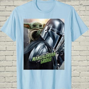 Camiseta de Grogu de Mandalorian, camiseta con póster de la película de Star Wars, ropa gráfica de ciencia ficción, regalo de cumpleaños para él, regalo friki para marido imagen 4
