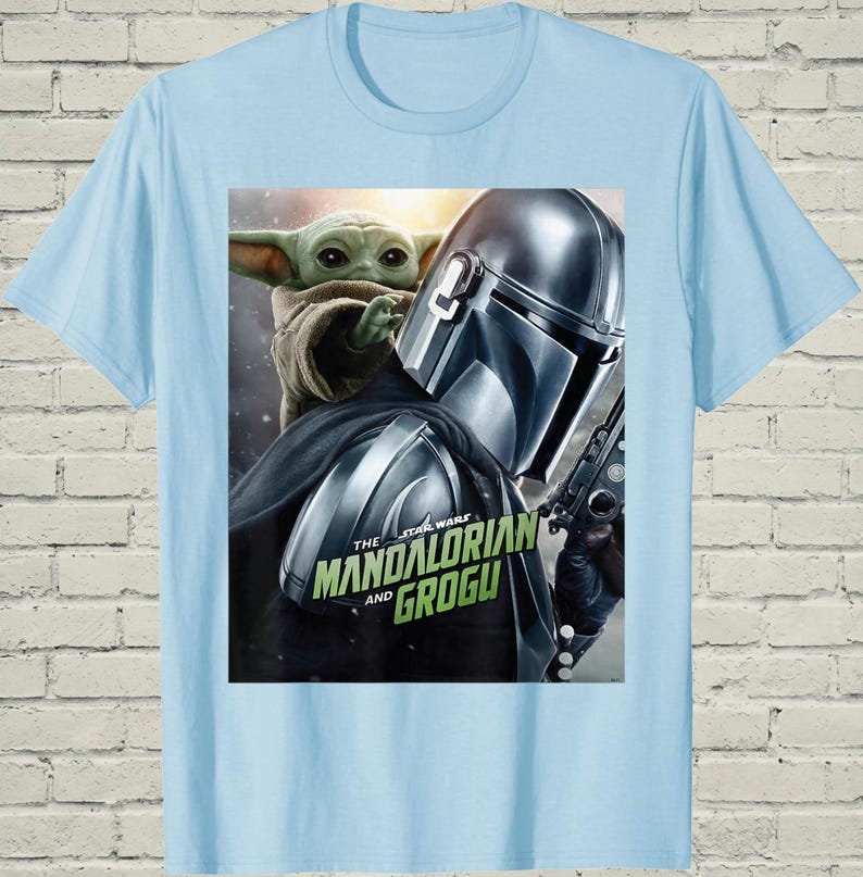 Camiseta de Grogu de Mandalorian, camiseta con póster de la película de Star Wars, ropa gráfica de ciencia ficción, regalo de cumpleaños para él, regalo friki para marido imagen 4