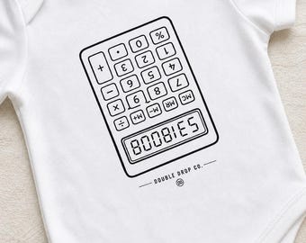 Calculatrice amusante pour bébé - tenue de blague rétro, nouveauté pour bébé, cadeau unique pour baby shower, vêtements ringard pour bébé