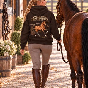 Dressurpferd Hoodie mit Anatomie-Rückendruck | Gildan 18500, 50% Baumwolle