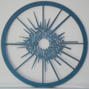 Pode incluir: Uma decoração de parede redonda e azul com um acabamento brilhante. O design apresenta um padrão circular central com linhas radiais e detalhes internos intrincados, criando uma estética moderna e geométrica.