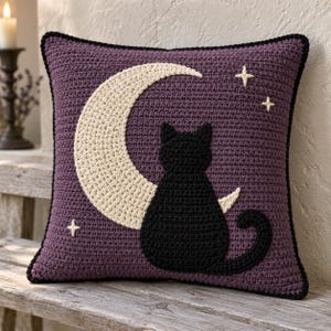 Gotiskt virkmönster: Svart katt och halvmånekudde för Halloween-heminredning PDF