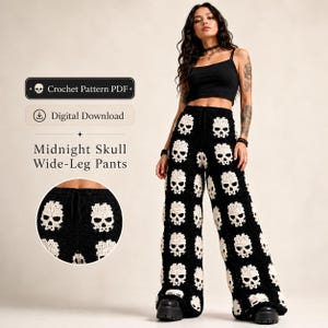 Op de afbeelding: Broek met wijde pijpen voorzien van een zwart-wit gehaakt schedelpatroon en een taille met trekkoord. De tekst luidt: Crochet Pattern PDF, Digital Download, Midnight Skull Wide-Leg Pants. De broek is volledig en in een cirkelvormig detailbeeld getoond.