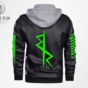 Peut inclure: Veste en similicuir noire avec insert de sweat &agrave; capuche gris. La veste pr&eacute;sente des graphismes vert n&eacute;on au dos et sur les manches, avec le texte "EDGERUNNERS" et "2077". La veste a un ourlet et des poignets c&ocirc;tel&eacute;s.
