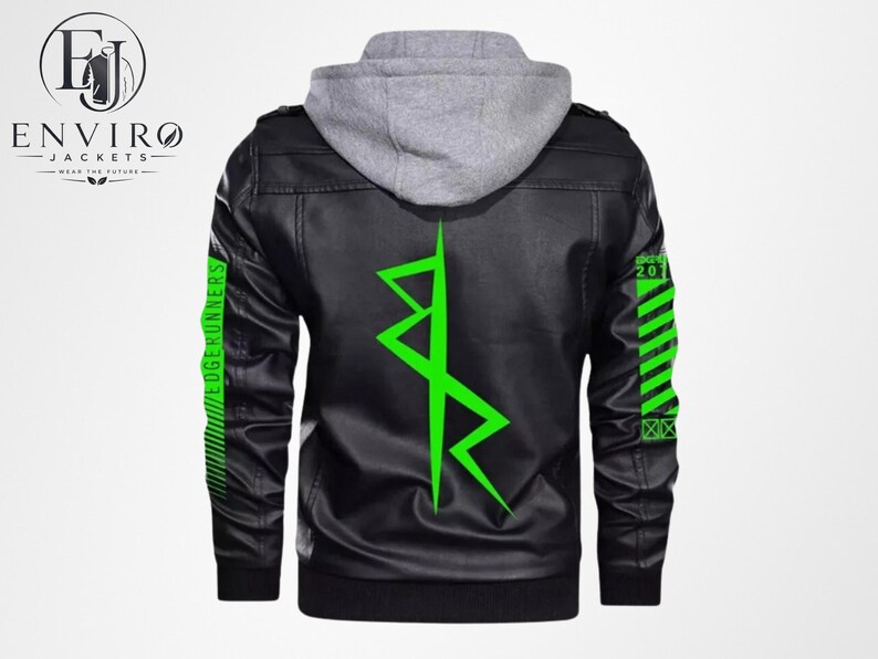 Peut inclure: Veste en similicuir noire avec insert de sweat &agrave; capuche gris. La veste pr&eacute;sente des graphismes vert n&eacute;on au dos et sur les manches, avec le texte "EDGERUNNERS" et "2077". La veste a un ourlet et des poignets c&ocirc;tel&eacute;s.