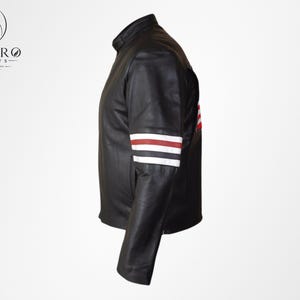 Op de afbeelding: Zwarte leren jas met een opstaande kraag. De linkermouw heeft een wit en rood gestreept ontwerp. De jas heeft een zijzak en een ritssluiting. Het Enviro Jackets-logo is linksboven zichtbaar.