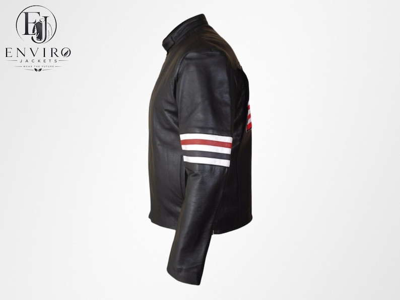 Op de afbeelding: Zwarte leren jas met een opstaande kraag. De linkermouw heeft een wit en rood gestreept ontwerp. De jas heeft een zijzak en een ritssluiting. Het Enviro Jackets-logo is linksboven zichtbaar.
