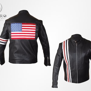 Op de afbeelding: Twee zwarte leren jassen. E&eacute;n heeft een Amerikaanse vlag patch op de rug en gestreepte accenten op de mouwen. De andere heeft verticale strepen aan de voorkant en op de mouwen. Beide hebben mouwen met ritsen.