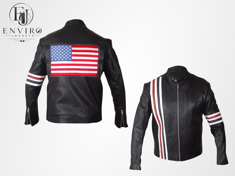 Op de afbeelding: Twee zwarte leren jassen. E&eacute;n heeft een Amerikaanse vlag patch op de rug en gestreepte accenten op de mouwen. De andere heeft verticale strepen aan de voorkant en op de mouwen. Beide hebben mouwen met ritsen.