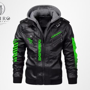 Peut inclure: Veste en similicuir noire avec un insert &agrave; capuche gris. La veste pr&eacute;sente des accents verts avec le texte "Cyberpunk Edgerunners" et un graphisme stylis&eacute; sur les manches et la poitrine. Fermeture &eacute;clair et plusieurs poches.