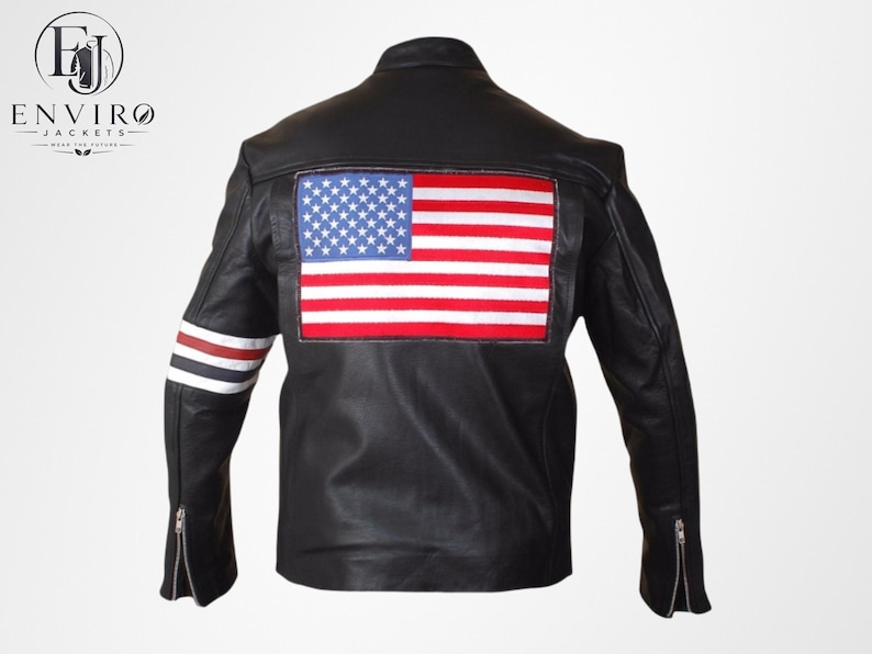 Op de afbeelding: Zwarte leren jas met een Amerikaanse vlag op de rug. De jas heeft een opstaande kraag, mouwen met ritssluiting en rood-wit-blauwe strepen op de linkermouw. Een klassiek ontwerp, deze jas is een stijlvolle buitenkleding.
