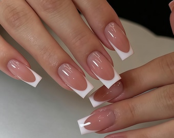 Individuell gestaltete künstliche Fingernägel, klassische weiße French Nails, handgefertigte, wiederverwendbare Gelnägel, minimalistisches, elegantes Nageldesign für den Alltag