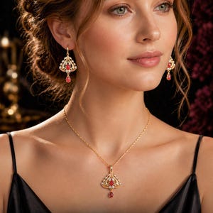 Conjunto de joyas de rubí en tono dorado, collar con colgante de filigrana en forma de lágrima de inspiración victoriana y pendientes de aro, conjunto de filigrana de hojas con detalles de circonita