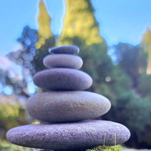 Hübscher Strand Stein Stapel 5 Natürliche Ocean Rocks Zen Garten Skulptur Strand Wohnkultur Spa Meditation Geschenk Lavendel Balance Frühling Meer Frieden