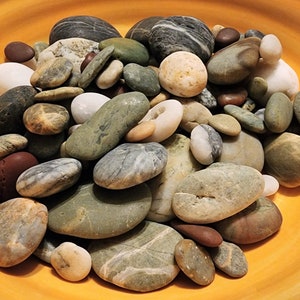 100 Lovely Natural Almost Round and Oval Beach Stones Rock Art Mosaic Garden Aquarium Terrarium Birdbath Fountain Jewelry Beach Home Decor *