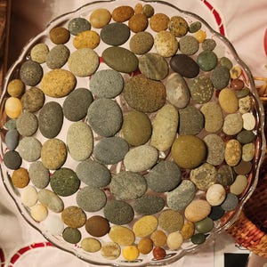 100 Small Round and Oval Beach Stones Smooth Rough Grey Green Brown Red Mosaic Stone Crafts Jewelry Beach Art Terrarium Aquarium Birdbath *