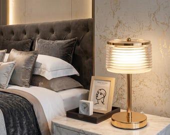 Luxe gouden tafellamp, moderne geribbelde glazen nachtkastjeverlichting, minimalistisch interieuraccent