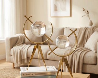 Moderne kristallen bolsculpturen, abstract tafeldecor van goudkleurig metaal, minimalistisch accent