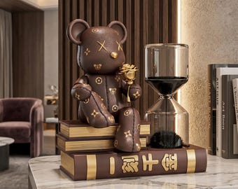 Moderne teddybeersculptuur met zandloper, design salontafelaccent, modern interieur voor thuiskantoor