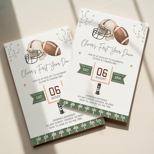 Könnte beinhalten: Zwei weiße rechteckige Geburtstagseinladungen mit Football-Motiv. Die Grafiken zeigen einen Football-Helm, einen braunen Football, ein Tor und Spielfeldlinien. Der Text lautet: Oliver's First Year Down, Join us at kick off, 06 August, 2pm.
