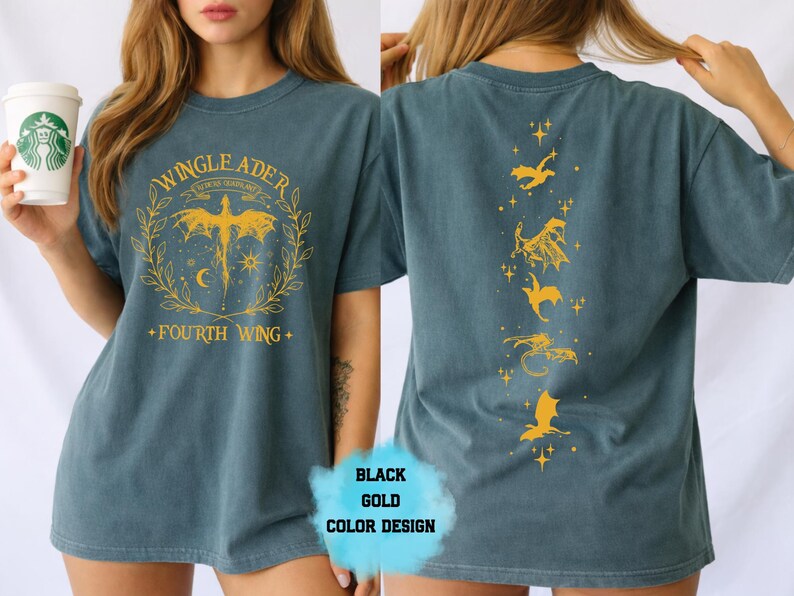 Op de afbeelding: Tealkleurig T-shirt met gouden grafische ontwerpen. De voorkant heeft een gevleugeld wezenontwerp met de tekst "WINGLEADER" en "FOURTH WING". De achterkant toont verschillende vliegende drakenillustraties. Het shirt is een zwart en goud kleurontwerp.
