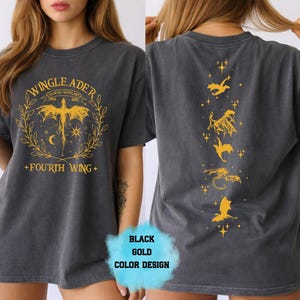 Op de afbeelding: Donkergrijs t-shirt met gouden grafisch ontwerp. De voorkant toont de tekst "WINGLEADER" en "FOURTH WING" met een draak en hemelse elementen. De achterkant toont verschillende gouden drakenillustraties. "BLACK GOLD COLOR DESIGN" is ook zichtbaar.