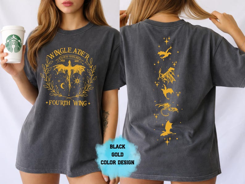 Op de afbeelding: Donkergrijs t-shirt met gouden grafisch ontwerp. De voorkant toont de tekst "WINGLEADER" en "FOURTH WING" met een draak en hemelse elementen. De achterkant toont verschillende gouden drakenillustraties. "BLACK GOLD COLOR DESIGN" is ook zichtbaar.