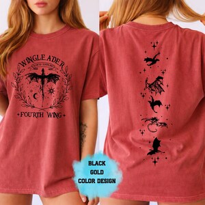 Op de afbeelding: Baksteenrood t-shirt met zwarte drakenafbeeldingen. De voorkant heeft een drakenontwerp met de tekst "WINGLEADER" en "FOURTH WING". De achterkant toont verschillende drakensilhouetten. Een casual, comfortabel t-shirt.