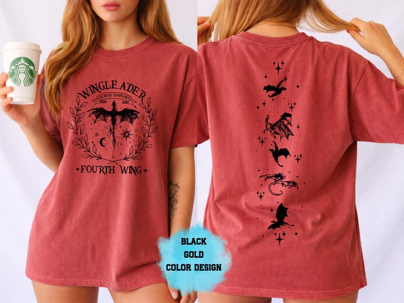 Op de afbeelding: Baksteenrood t-shirt met zwarte drakenafbeeldingen. De voorkant heeft een drakenontwerp met de tekst "WINGLEADER" en "FOURTH WING". De achterkant toont verschillende drakensilhouetten. Een casual, comfortabel t-shirt.
