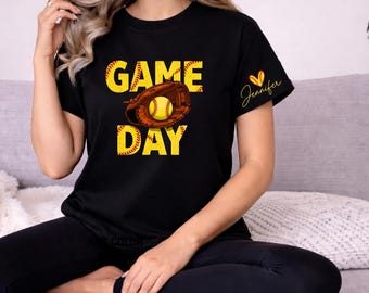 T-shirt de softball Game Day personnalisé, nom personnalisé, t-shirt gant de maman fière de softball, cadeau de jour de compétition esprit d'équipe, maman sportive