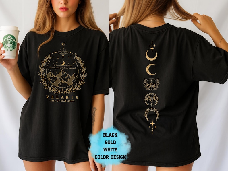 Pode incluir: Camiseta preta com um design dourado com montanhas, estrelas e o texto "VELARIS - CITY OF STARLIGHT". A parte de tr&aacute;s da camisa exibe um design vertical de luas e estrelas. A camisa &eacute; um design de cores preto, dourado e branco.