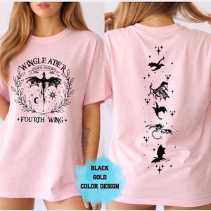 Op de afbeelding: Roze T-shirt met een zwart en goud ontwerp. De voorkant heeft een draakafbeelding met de tekst "WINGLEADER" en "FOURTH WING". De achterkant heeft een verticale opstelling van draak silhouetten en sterren. Een casual kledingstuk.