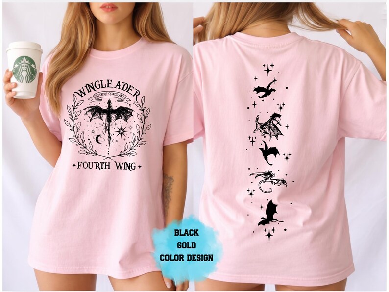 Op de afbeelding: Roze T-shirt met een zwart en goud ontwerp. De voorkant heeft een draakafbeelding met de tekst "WINGLEADER" en "FOURTH WING". De achterkant heeft een verticale opstelling van draak silhouetten en sterren. Een casual kledingstuk.