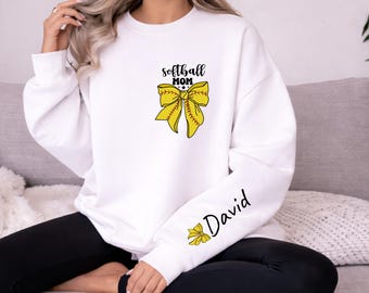 Felpa personalizzata per la mamma di una giocatrice di softball, felpa con cappuccio personalizzata con nome, felpa sportiva girocollo con fiocco da softball, pullover per il giorno della partita, felpa Coquette per una mamma orgogliosa