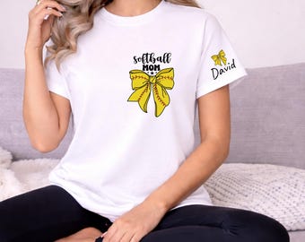 Maglietta personalizzata per la mamma di una giocatrice di softball con nome personalizzato sulla manica, maglietta con fiocco per la mamma di una giocatrice di softball, maglietta alla moda per il giorno della partita, regalo Coquette per la mamma sportiva, top per i tifosi