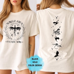 Op de afbeelding: Cr&egrave;mekleurig T-shirt met een zwarte drakenafbeelding en de tekst "WINGLEADER" en "FOURTH WING". De achterkant toont een verticale lijn van zwarte drakensilhouetten en sterren.
