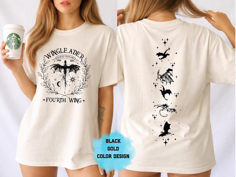 Op de afbeelding: Cr&egrave;mekleurig T-shirt met een zwarte drakenafbeelding en de tekst "WINGLEADER" en "FOURTH WING". De achterkant toont een verticale lijn van zwarte drakensilhouetten en sterren.
