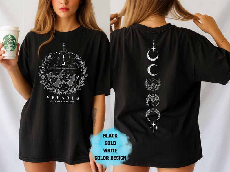 Pode incluir: Camiseta preta com um gr&aacute;fico branco na frente com montanhas, estrelas e o texto "VELARIS - CITY OF STARLIGHT". A parte de tr&aacute;s da camisa tem um design vertical de fases da lua. Dispon&iacute;vel em preto, dourado e branco.