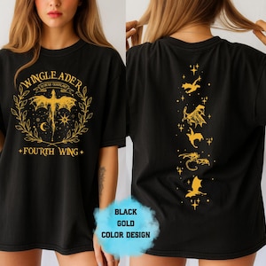 Op de afbeelding: Zwart T-shirt met gouden grafisch ontwerp. De voorkant heeft de tekst "WINGLEADER" en "FOURTH WING" met een draak en een lauwerkrans. De achterkant heeft gouden drakenillustraties. Het shirt heeft een zwart-gouden kleurenschema.