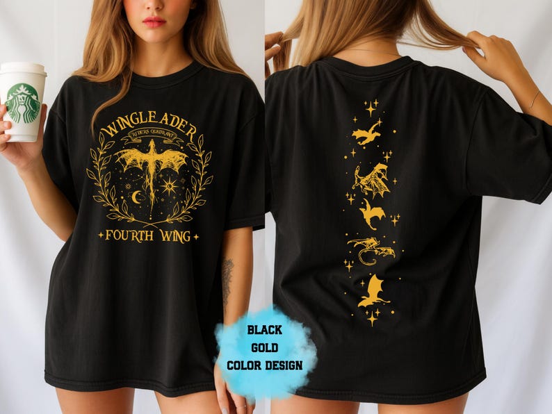 Op de afbeelding: Zwart T-shirt met gouden grafisch ontwerp. De voorkant heeft de tekst "WINGLEADER" en "FOURTH WING" met een draak en een lauwerkrans. De achterkant heeft gouden drakenillustraties. Het shirt heeft een zwart-gouden kleurenschema.