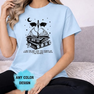 Maglietta "Io sono infinito" con citazione della Quarta Ala, maglietta celeste con pila di libri e drago, regalo fantasy per appassionati di libri, maglietta romantica per lettori