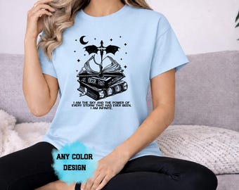 Maglietta "Io sono infinito" con citazione della Quarta Ala, maglietta celeste con pila di libri e drago, regalo fantasy per appassionati di libri, maglietta romantica per lettori